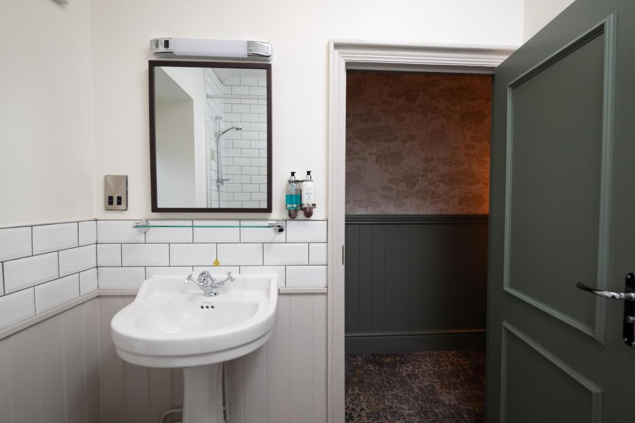 Rockingham Arms By Greene King Inns Wentworth  エクステリア 写真